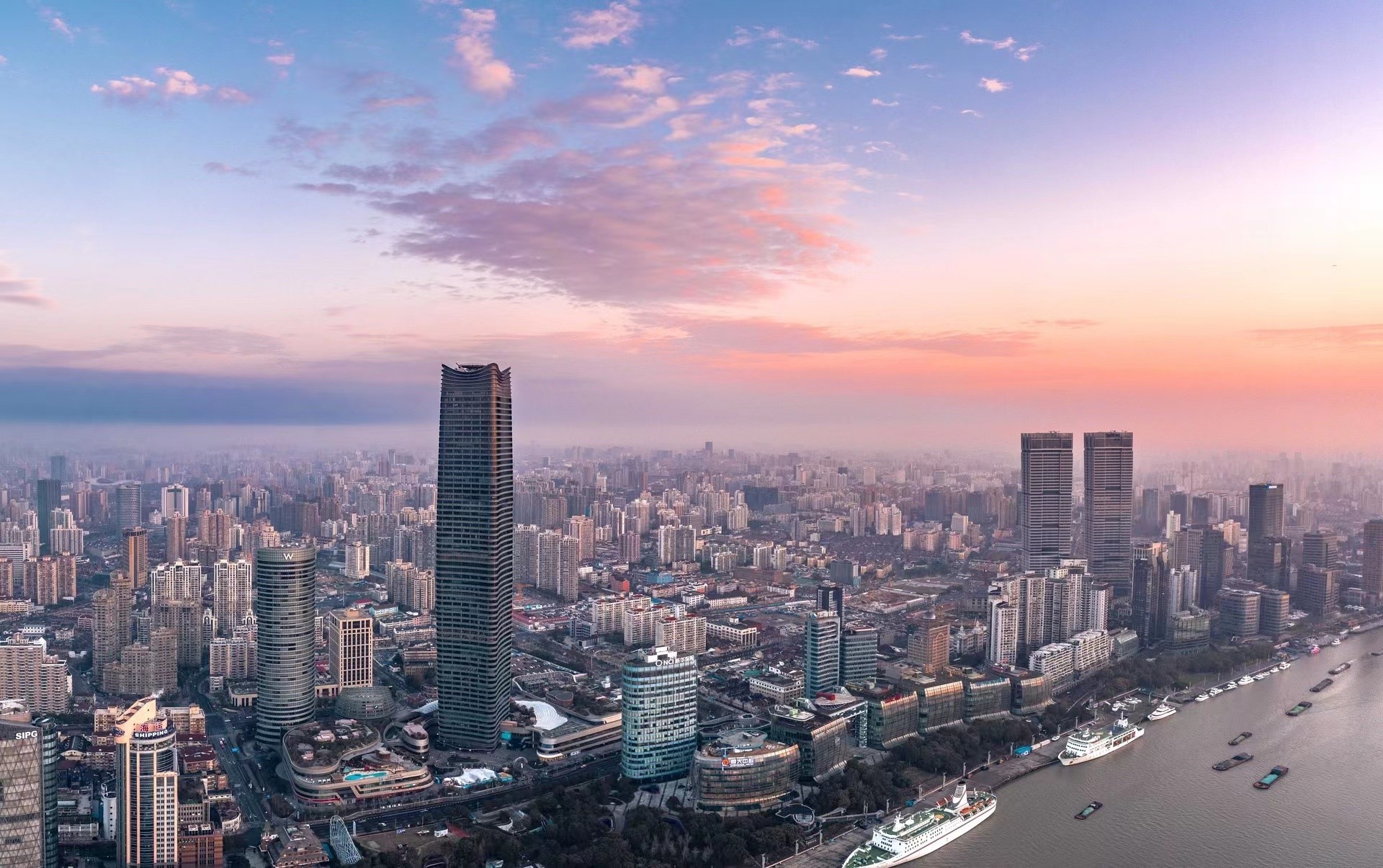 图为北外滩日景