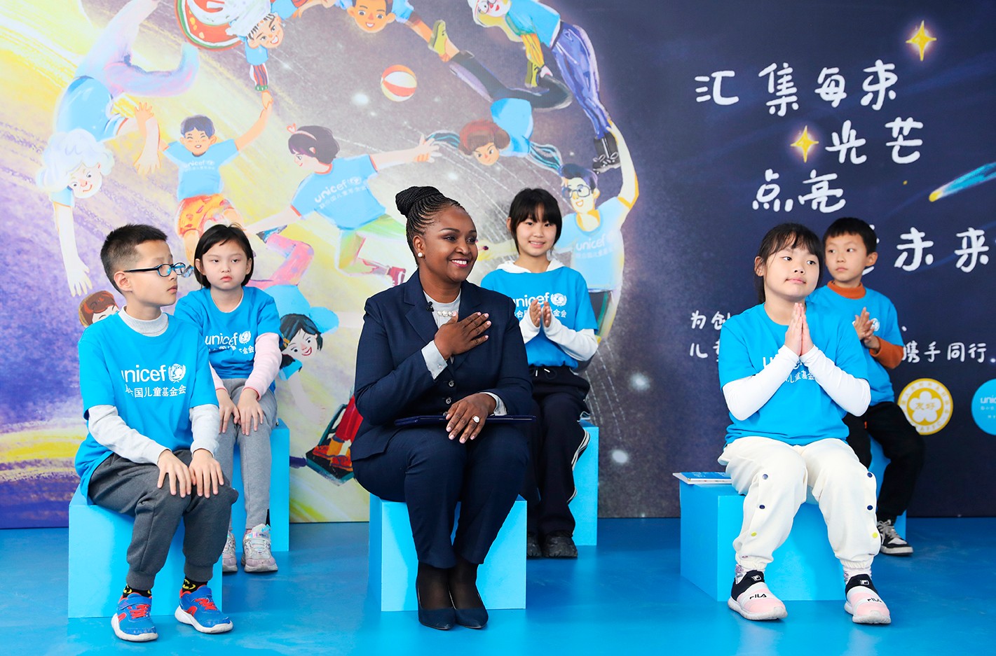 联合国儿童基金会驻华代表桑爱玲(Amakobe Sande)与孩子们共同庆祝世界儿童日