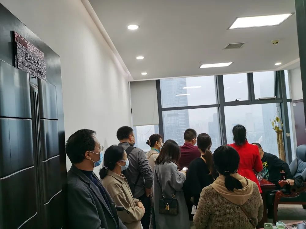 11月18日,一些客户来到盛大金禧的总经理室讨要说法。图片来源:澎湃新闻