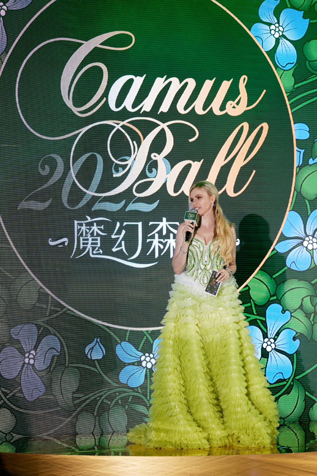 【图注:法国卡慕酒业集团副总裁爱丽亚·卡慕(Alexa Camus)亲临现场并致欢迎词】
