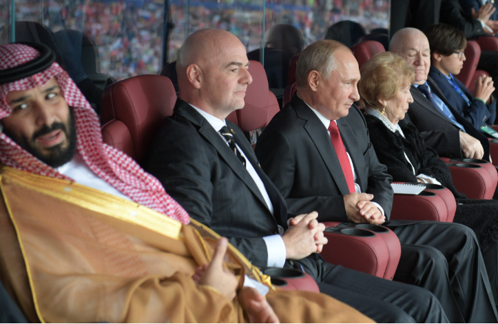 世界杯开幕式上和沙特王储有说有笑，FIFA主席挨批