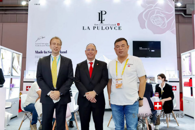 (瑞士驻沪总领事邵凯文(中)、LaPulovce品牌负责人吉尔(左)、孙宝明(右))
