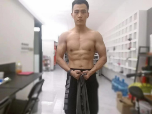 (从事健身行业时的韩师傅)