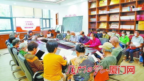 金安社区离退休干部党支部正在开展学习贯彻党的二十大精神主题活动。（本报记者 杨进福 摄）