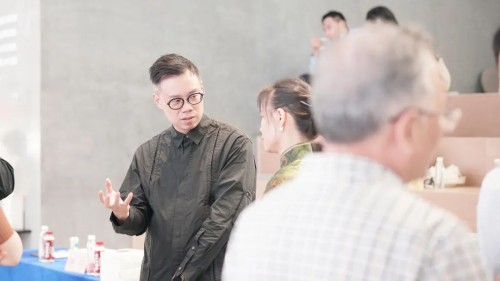 →现场交流与互动