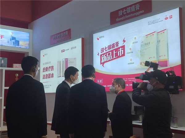 图:赛灵药业董事长曹智刚向玉溪市市委副书记、市长江华介绍恒古产品