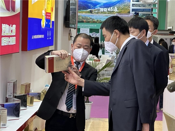 图:赛灵药业董事长曹智刚向玉溪市市委副书记、市长江华介绍恒古产品