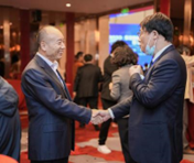 (大会茶歇期间与会嘉宾热烈交谈)