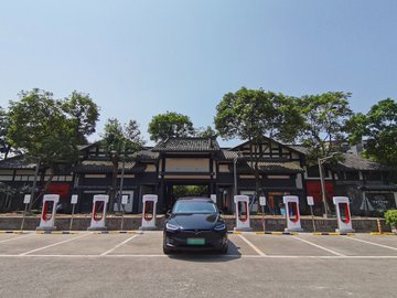 特斯拉在全球范围内已有 4 万个超级充电站,使其成为最大直流快充网络