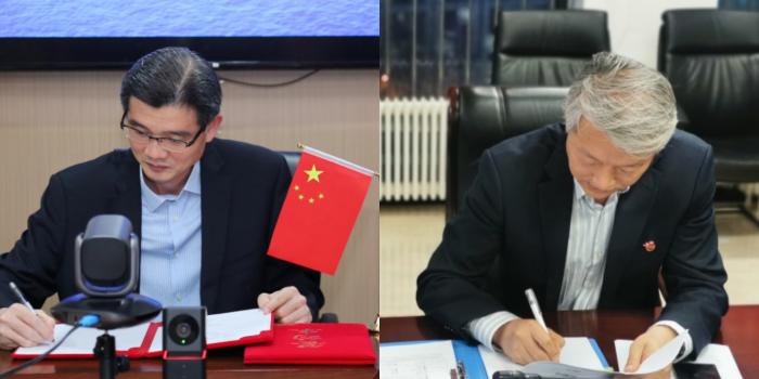 (图为远海汽车船公司总经理朱桂华(左),一汽进出口公司副总经理俞彬(右)代表双方签署协议 受访者供图)