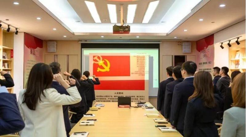 (碧桂园服务坚持党建引领完善社区服务)