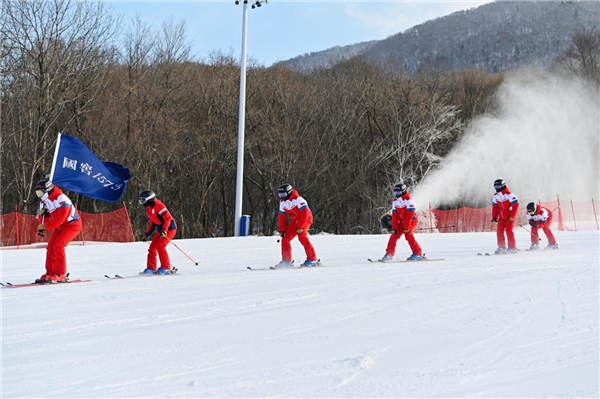 (李川滑雪示范队)