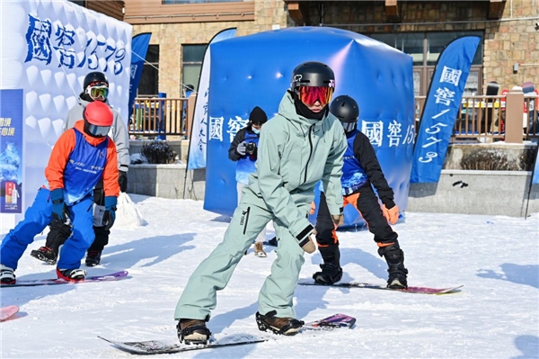 (国窖1573冰雪挚友单板U型池滑雪世界冠军张义威公开课现场教学)