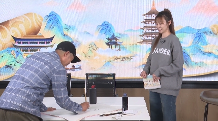 △ 现场作画环节,李沛泰为主持人作画