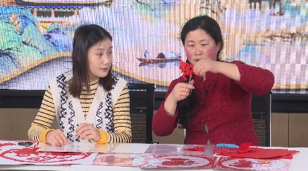 △ 张晓宁与工作人员现场互动教学