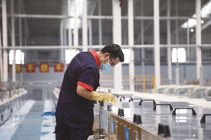 11月25日,五师双河市新疆丰川电子科技有限公司员工检查设备运行情况。孙振飞 摄