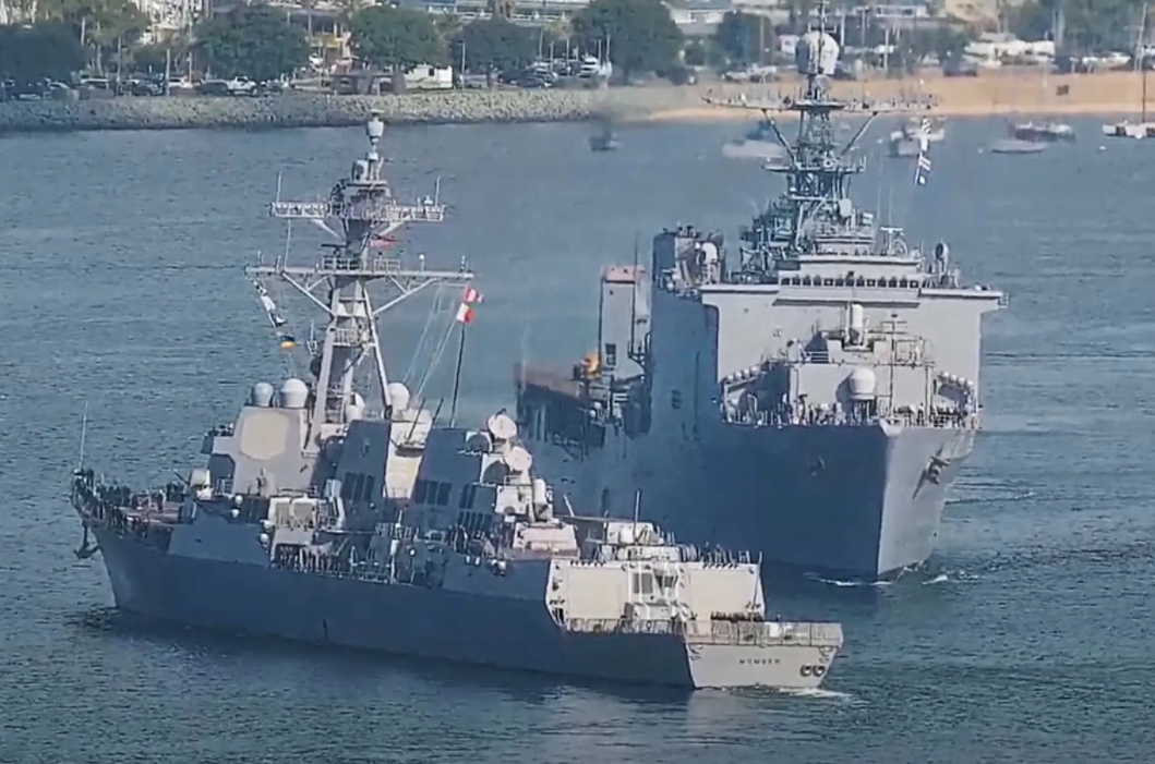 美国海军两艘军舰险些相撞