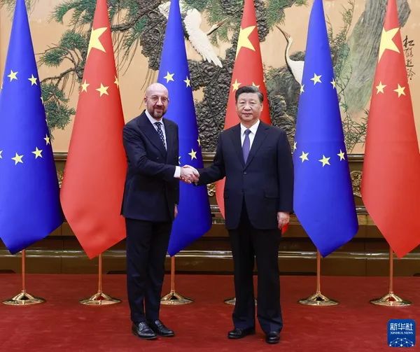 12月1日上午,国家主席习近平在人民大会堂同欧洲理事会主席米歇尔举行会谈。图/新华