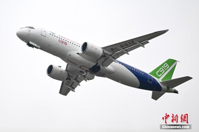 C919大型客机在十四届中国国际航空航天博览会开幕式进行飞行表演，这也是C919大型客机首次在国际航展进行飞行表演。 中新社记者 陈骥旻 摄