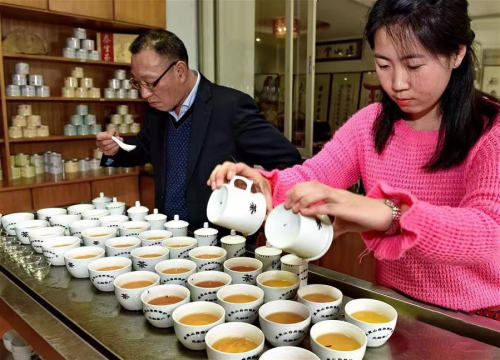 武夷山传统红茶“正山小种”技艺传承人江元勋(左)在鉴品“金骏眉”。新华社记者 张国俊 摄