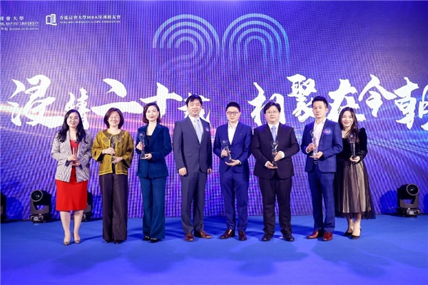 爱心校友奖与优秀工作者奖颁奖嘉宾与获奖者合影