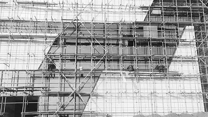 11月7日,在二师铁门关市铁门关火车站项目建设现场,工人在抓紧施工。尚昆 摄