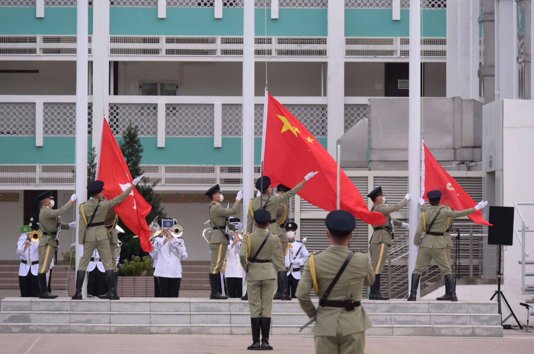 国家宪法日，香港举行升旗仪式，6大纪律部队以中式步操入场