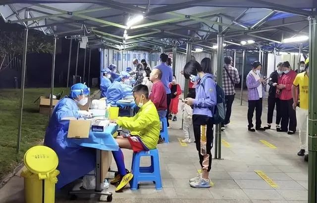 柳州市一核酸检测点 图片来源:央视网