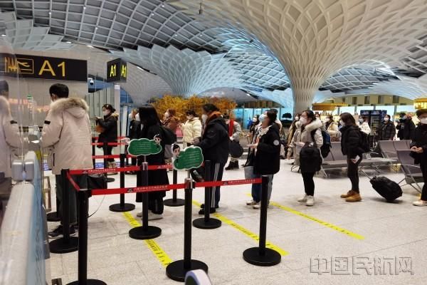保障学生返乡(姚静波/摄)