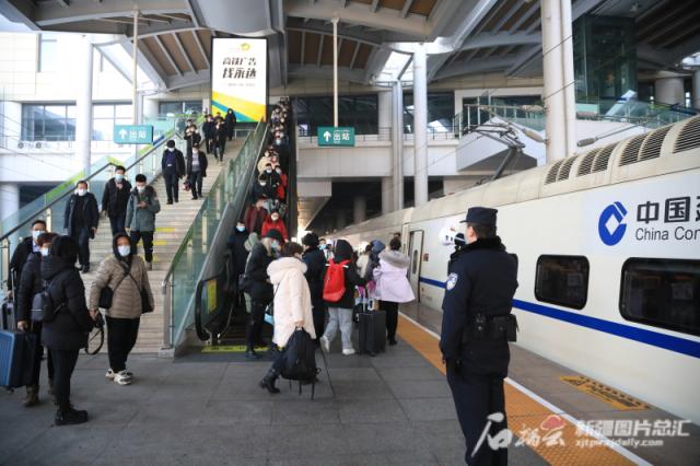 乌鲁木齐站内旅客在有序上车。中国铁路乌鲁木齐局集团有限公司供图