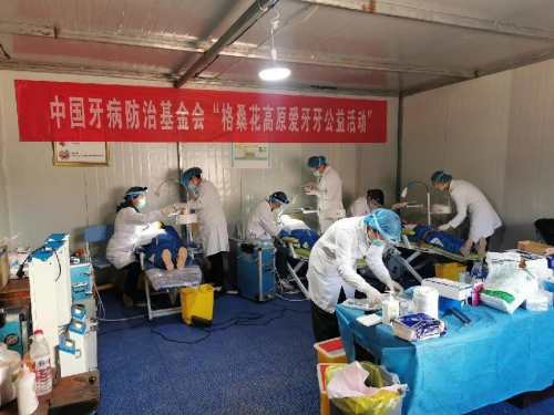 (在青海囊谦给孩子们做公益口腔义诊)