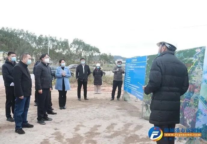 高忠文在防城港市第二水源(黄淡水库及江平江)茶山水厂工程项目现场,与项目负责人及相关人员交谈,详细了解项目进展情况。