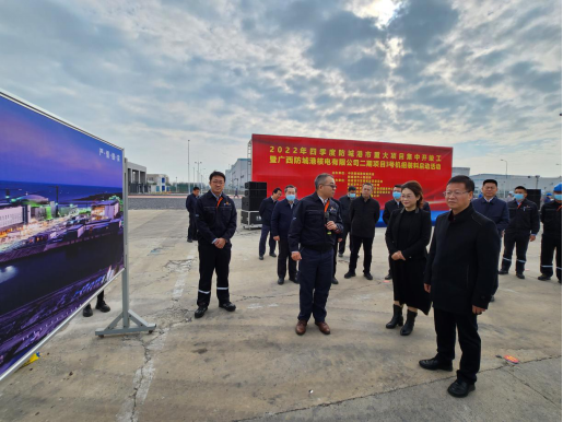 图为广西防城港红沙核电项目负责人介绍项目竣工情况。 段晓芸/摄