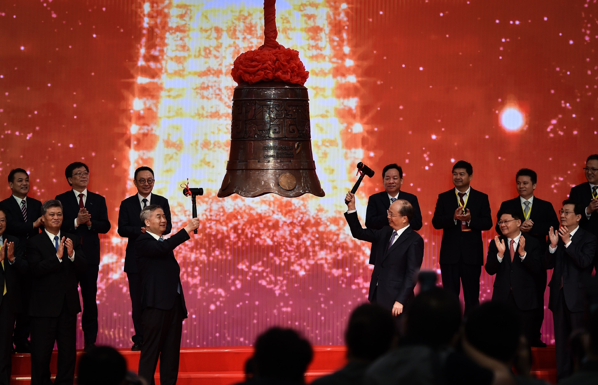 深圳证券交易所举行创业板改革并试点注册制首批企业上市仪式上的敲钟仪式图片来源:新华社发交易类制度变化最直观明显