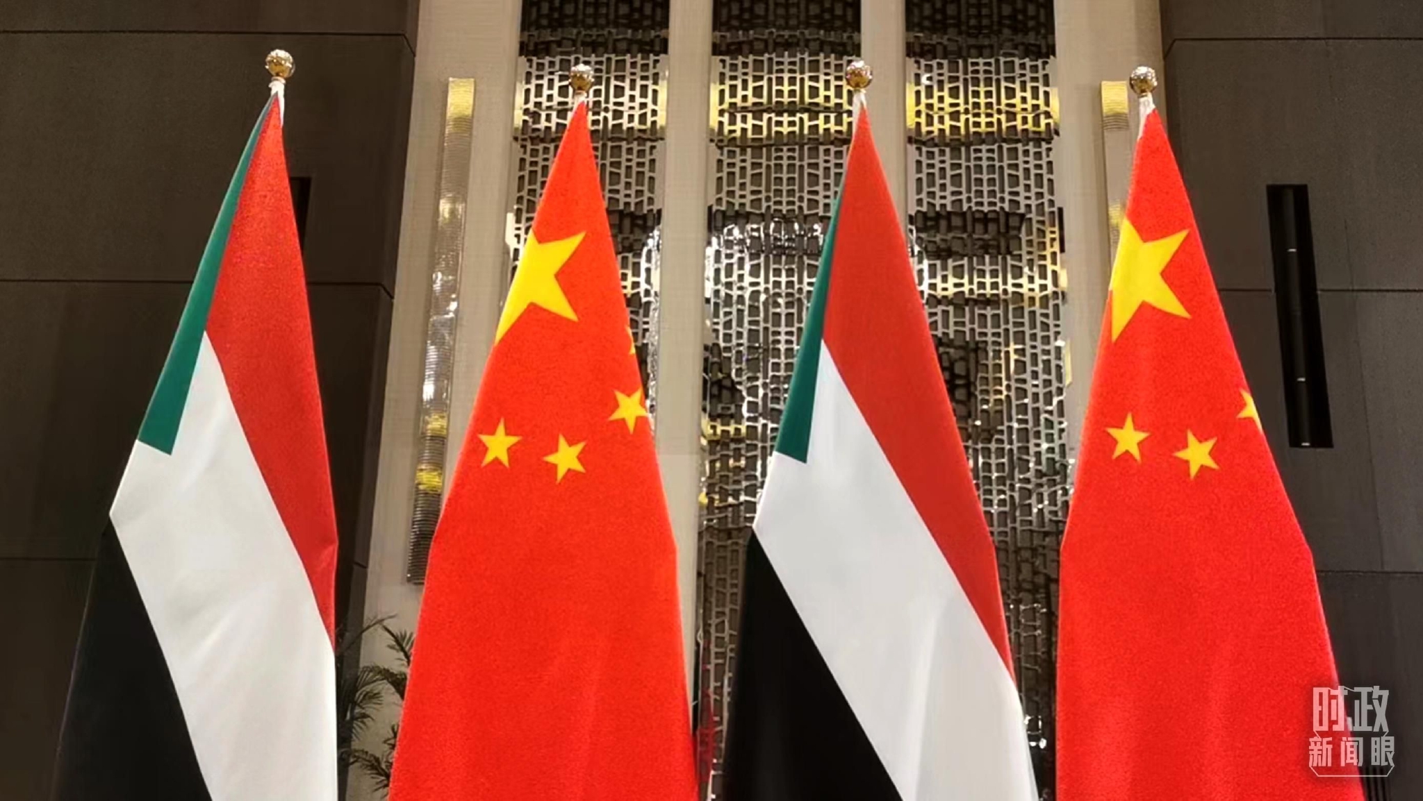 △会见现场的中苏两国国旗。(总台央视记者李铮拍摄)