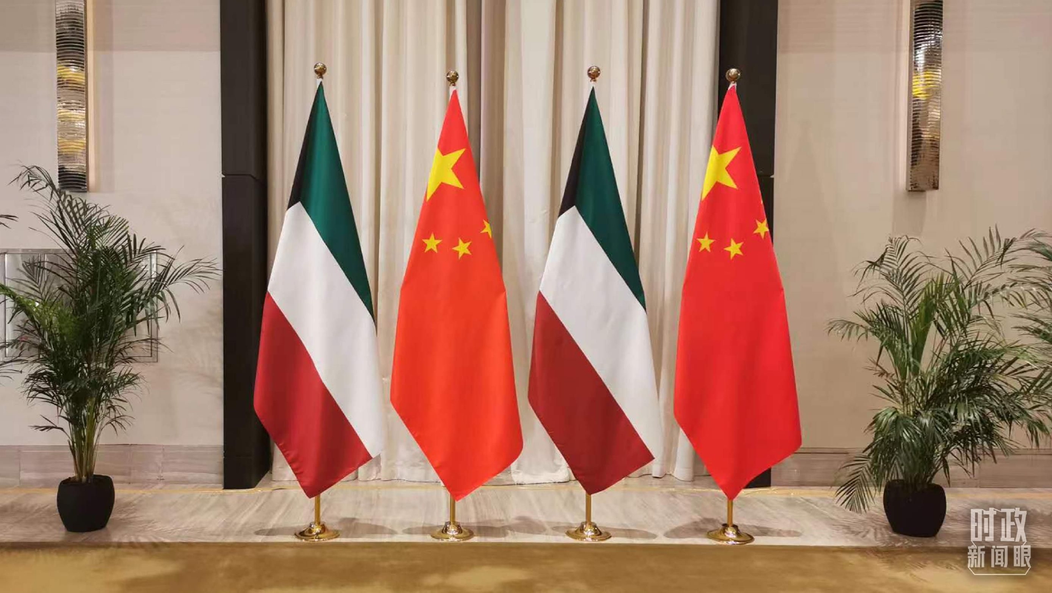 △会见现场的中科两国国旗。(总台央广记者刘会民拍摄)
