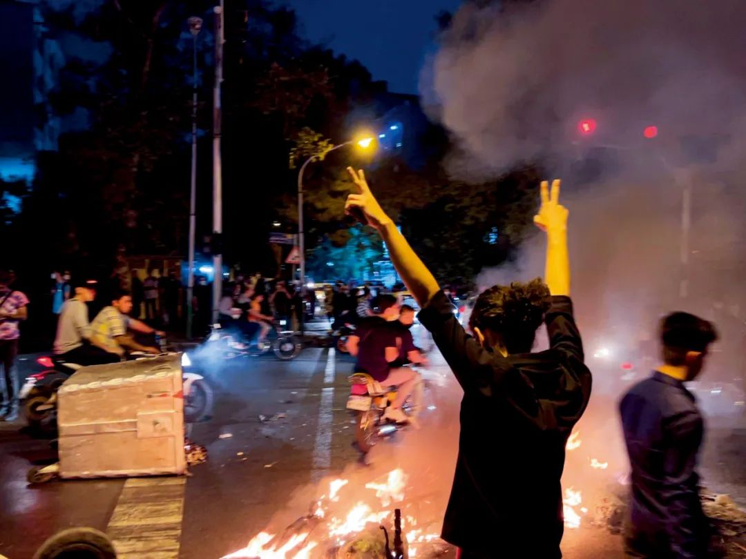 9月19日，伊朗德黑兰，人们在街头抗议道德警察。图/视觉中国