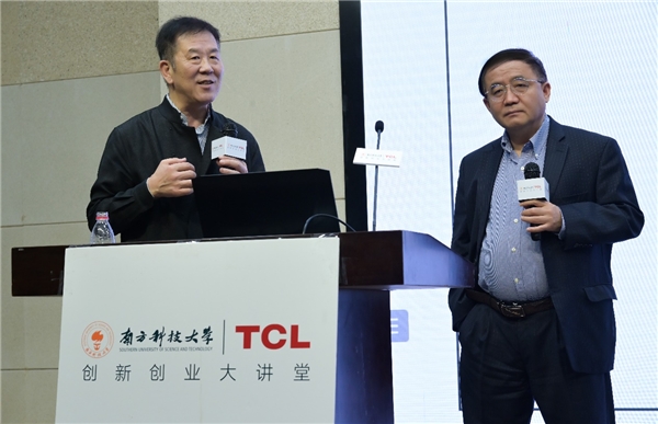 南方科技大学创新创业学院院长、澳大利亚国家工程院外籍院士刘科(右)