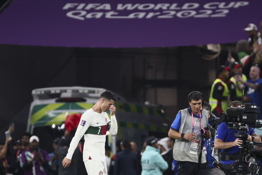 12月10日，葡萄牙队球员C罗（左）在比赛后。新华社记者兰红光摄
