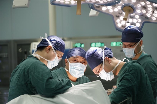 (李楠医生正在做手术,图片来源:李楠医生提供)