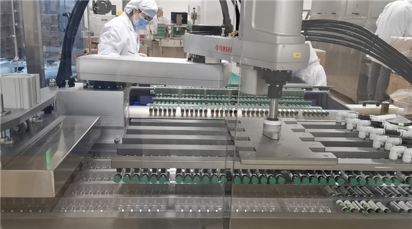 (先声药业制药基地正在抓紧生产退热、止咳等常用药)