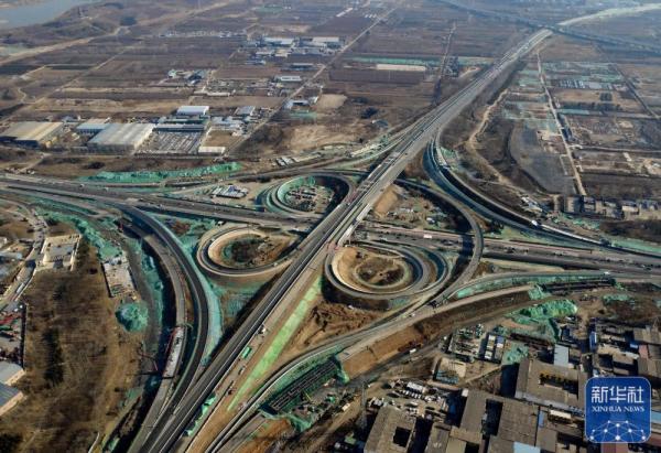 12月15日,工人在石家庄市北三环与复兴大街互通工程建设工地施工(无人机照片)。 新华社记者 杨世尧 摄