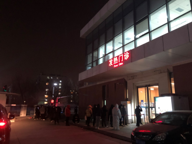 2022年12月12日晚,首都医科大学附属北京友谊医院(通州院区),市民在发热门诊前排起了长队。《财经》记者 金贻龙/摄