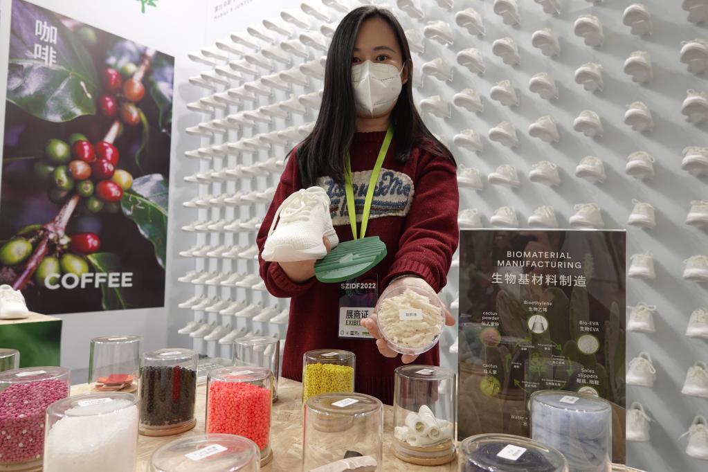 生物基材料制成的运动跑鞋。新华社记者 印朋 摄