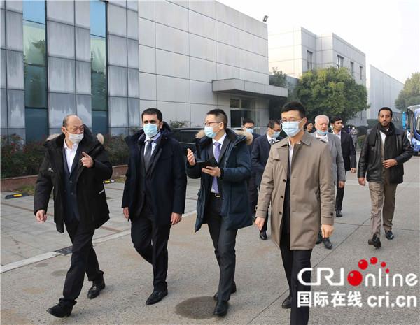 姜海峰(左一)陪同客户参观苏州金龙工厂