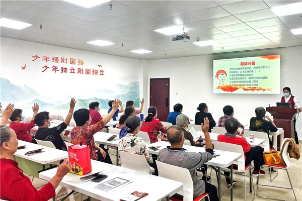 (中信银行深圳分行针对老年客户进行反诈宣传)