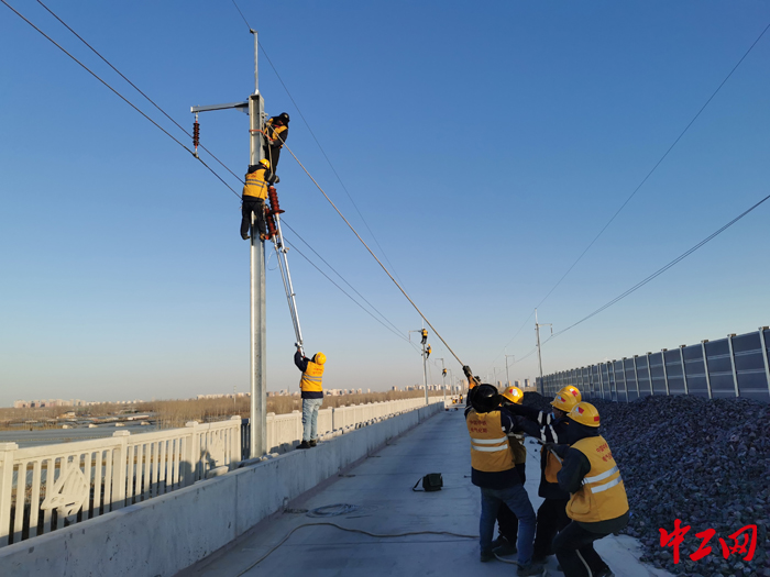 津兴城际铁路固安东至永清东区间17锚段首组接触网简统化腕臂成功安装。刘鸣泽 摄