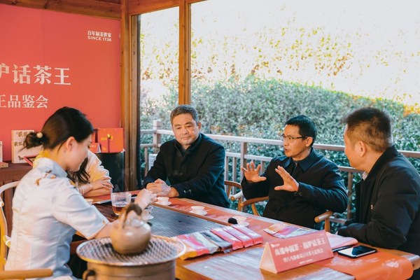 潘行彪(右三)、刘国英(右二)、叶志强(右一)等茶行业资深专家齐聚武夷山燕子窠,在茶王佳茗的茶香中,共话南北乌龙