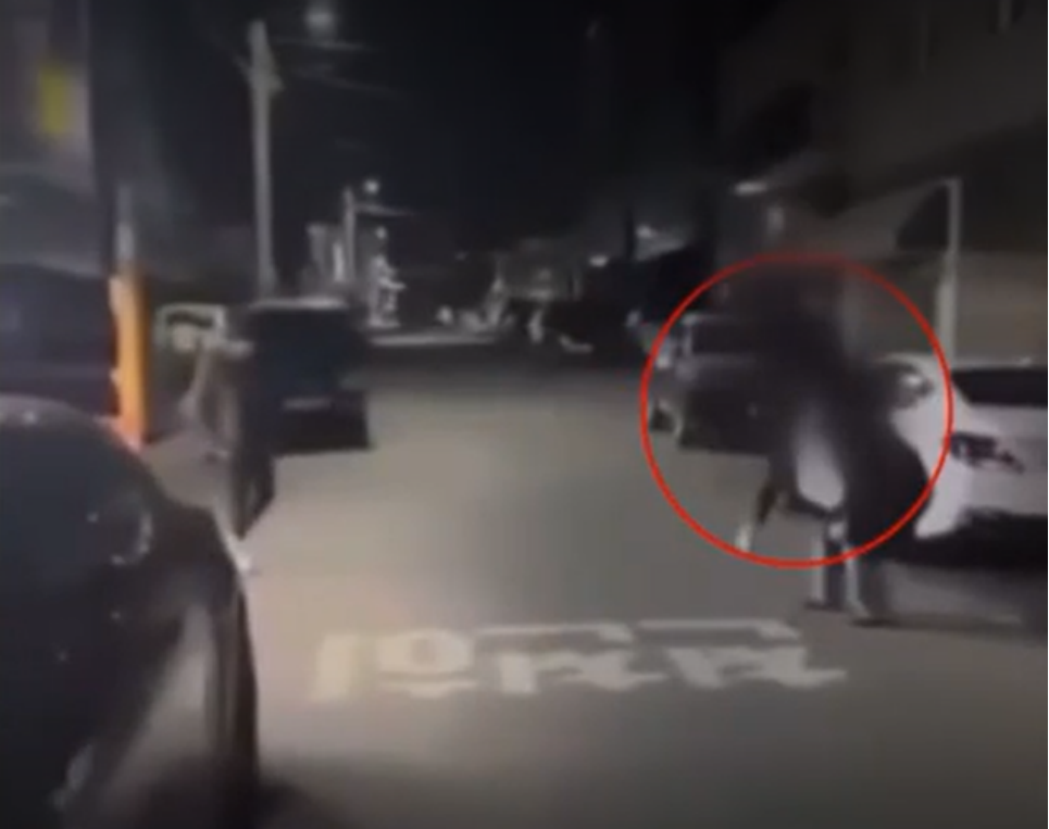 中学生街头无理由殴打女士视频曝光，韩国网民愤怒