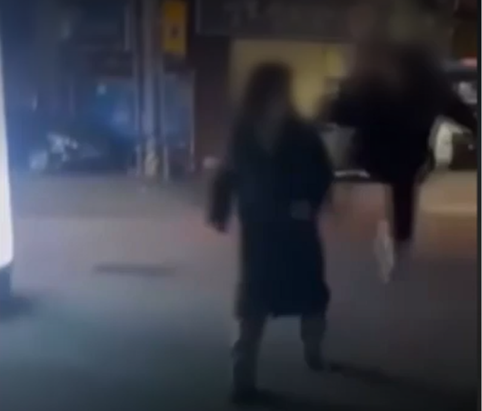 中学生街头无理由殴打女士视频曝光，韩国网民愤怒